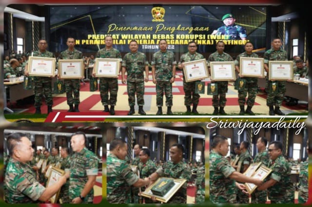 Kasad Jenderal TNI Dr. Dudung Abdurachman serahkan Penghargaan kepada masing-masing Komandan Satker di sela pelaksanaan Rapim TNI AD 2023 di Markas Besar Angkatan Darat, Jakarta, Jumat (10/2/2023)./ FOTO : DISPENAD