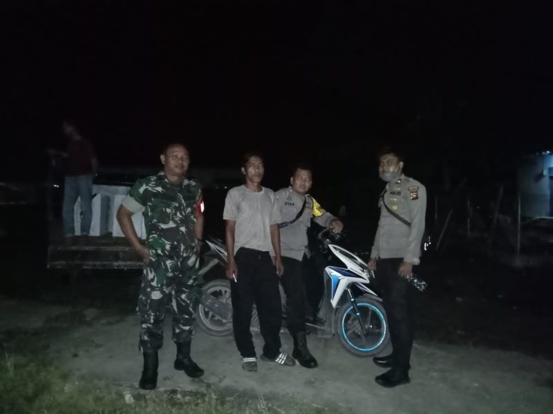 Babinsa Koramil 415-02/Mersam bersama anggota Bhabinkamtibmas melaksanakan Kegiatan Patroli malam diwilayah Kelurahan Kembang Paseban Kec.Mersam, Minggu (12/02/2023) malam./ FOTO : Dok. siterdim0415jambi