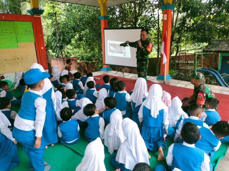 Tumbuhkan Semangat Belajar Anak Usia Dini, Babinsa Berikan Pengetahuan Tentang TNI/ FOTO : Dok. siterdim0415jambi