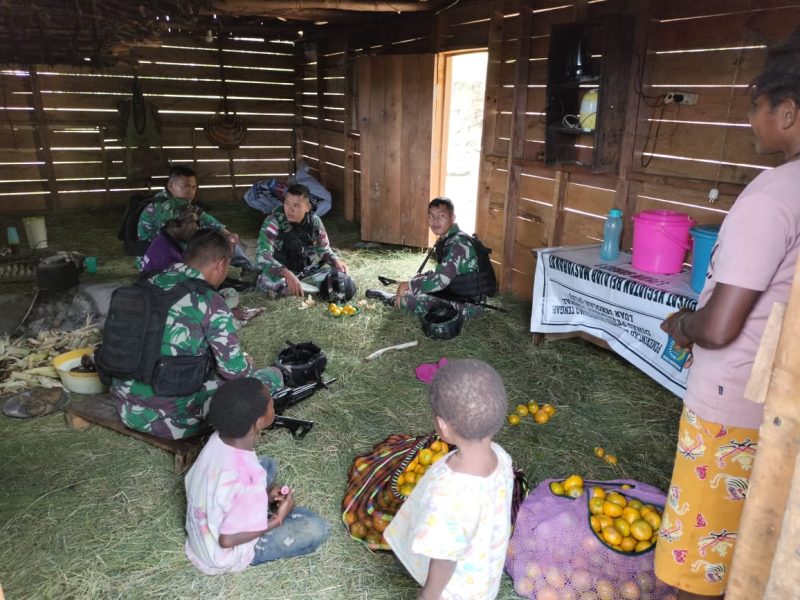 Satgas Yonif Raider 142/KJ  melakukan Komsos ke Rumah bapak Ilang Gombo, di Distrik Eragayam, Kabupaten Mamberamo Tengah, Provinsi Papua Pegunungan, Senin (13/02/2023)./FOTO : Pendam Sriwijaya