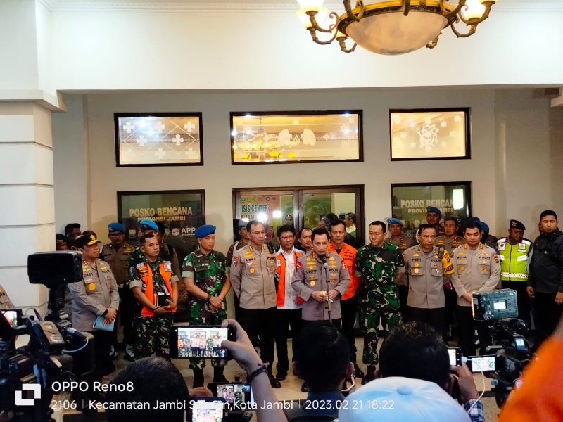 Kapolri Jenderal Listyo Sigit Prabowo saat menggelar konfrensi pers di Poski Krisis Center Evakuasi Bandara Lama Stultan Thaah Jambi, Selasa malam (21/2/23). FOTO : Dhea/LT