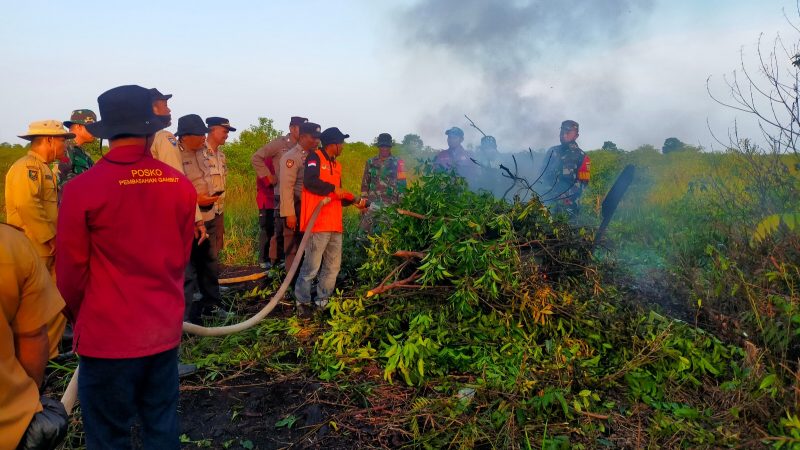 Hadapi Musim Kemarau, TNI Polri Di Kumpeh Bersama Masyarakat Peduli Api Gelar Latihan Antisipasi Karhutla/ FOTO : Dok. Dimjbi