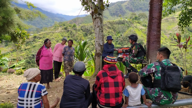 Melalui Patroli Simpatik, Satgas Yonif Riader 142/KJ Beri Layanan Kesehatan Warga Pegunungan Papua/ FOTO : Dok. Pendam Sriwijaya