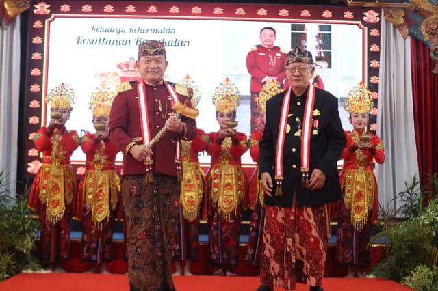 Kepala Staf Angkatan Darat (Kasad) Jenderal TNI Dr. Dudung Abdurachman diangkat sebagai Keluarga Kehormatan Kesultanan Bangkalan Madura dengan Gelar Dr. H. Mas Panji Dudung Abdurachman Suryoadiningrat (Dispenad)