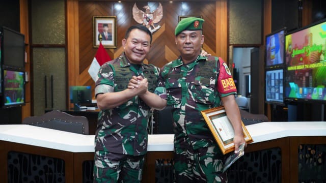 Serka Sunardi, mendapat kehormatan untuk bertemu dengan Kepala Staf Angkatan Darat (Kasad) Jenderal TNI Dr. Dudung Abdurachman, di Ruang Tamu Kasad, Mabesad, Jakarta (Foto/Dispenad)
