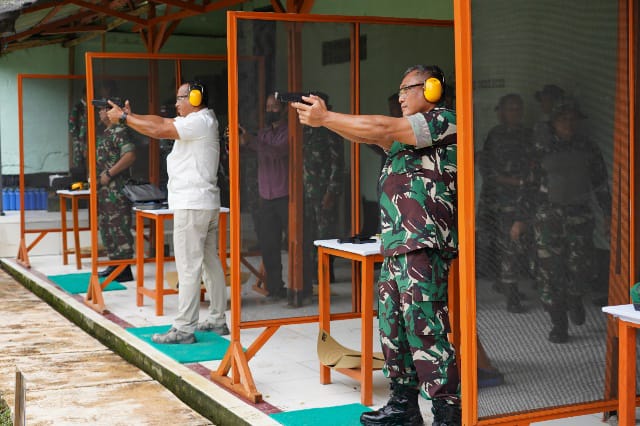 Kasdam II/Sriwijaya Brigjen TNI Izak Pangemanan, bersama Para Asisten dan Kabalakdam Kodam II/Sriwijaya, melaksanakan latihan menembak pistol, di Lapangan Tembak Mapomdam II/Sriwijaya, Palembang, Selasa (28/2/2023)./ FOTO : Pendam II/Sriwijaya