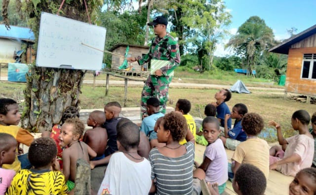 Wujud Kepedulian, Satgas Yonif 143/TWEJ Dirikan Sekolah Darurat Untuk Anak-Anak Papua (Pendam II/Swj)