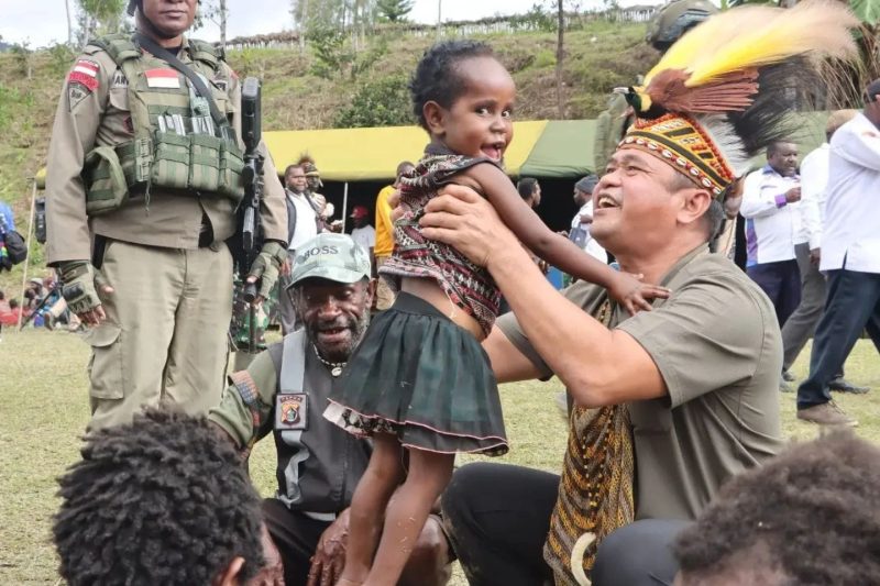 FOTO. Panglima Komando Cadangan Strategis Angkatan Darat (Pangkostrad), Letjen TNI Maruli Simanjuntak, M.Sc saat menggendong anak warga Papua/ Ist