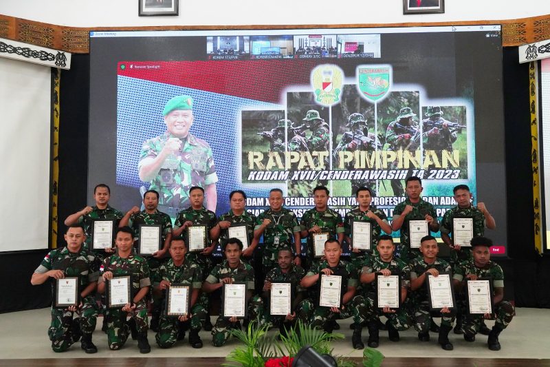 FOTO : Pangdam XVII/Cenderawasih Beri Penghargaan 18 Prajurit TNI Berprestasi/Ist