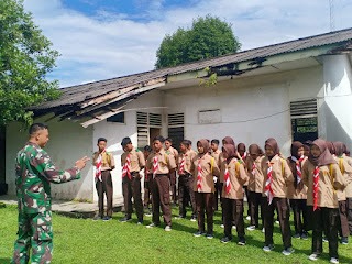 FOTO : Babinsa Koramil 04/Muarabulian Kodim 0415/Jambi Serda Abdul Rochim melatih anggota Pramuka siswa-siswi dari SMP dan SMA yang berada di wilayah Kecamatan Muarabulian./IST