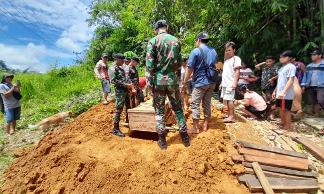 Pos Lubuk Tengah membantu proses pemakaman Almh Ibu Kalista Kekeh (49 tahun) meninggal dunia karena sakit (Stroke menahun), bertempat di Dusun Lubuk Tengah, Desa Lubuk Sabuk, Kecamatan Sekayam, Kabupaten Sanggau. (Foto/Ist)
