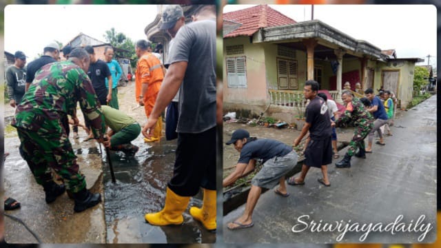 Babinsa Koramil 415-07/Pelayangan Bersama Warga Gotong Royong Bersihkan Saluran Air. (Foto : IST)