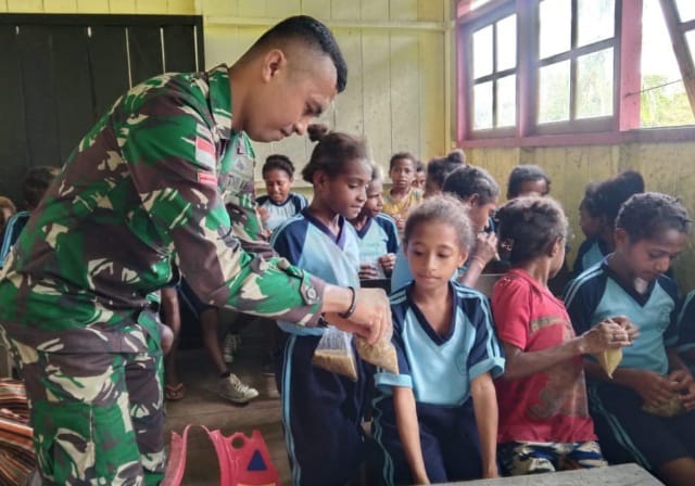 Tumbuhkan Kebersamaan, Satgas Yonif 143/TWEJ Berbagi Dengan Anak-Anak Di Tapal Batas RI-PNG (Pendam II/Sriwijaya).