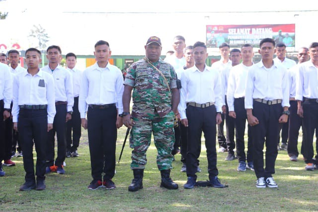 Dandim 1702/JWY Letkol Cpn Athenius Murip.S.H.,M.H. berangkatkan 41 orang peserta calon seleksi Tamtama PK TNI AD (FOTO/IST)