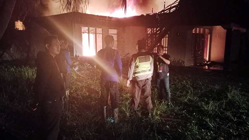 Satu unit rumah di RT 01 Desa Pematang Gajah, Kec. Jambi Luar Kota, Kab. Muaro Jambi habis dilalap api, Selasa (14/3/23) malam. FOTO : Humas PMJ.