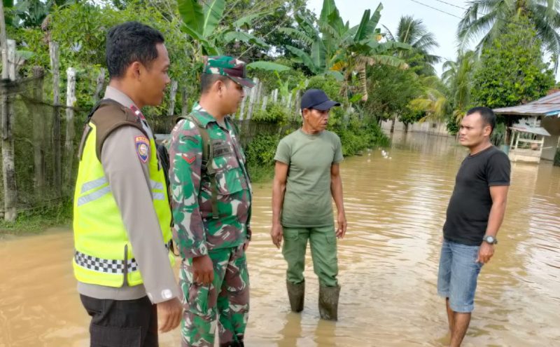 Curah Hujan Tinggi, Babinsa Koramil 08/Tabir Bersama Tripides Pantau Wilayah Binaan Yang Terkena Banjir. (foto/Ist)