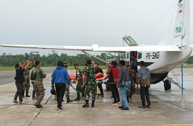 Foto : Jenazah almarhum Praka Jumardi, anggota Satgas Yonif Raider 303/SSM/13/1 Kostrad saat di evakuasi dengan menggunakan Pesawat Cessna 208B Grand Caravan milik Smart Cakrawala Aviation dengan nomer regristrasi PK-SNG, Jumat (3/3/2023) sore./Ist