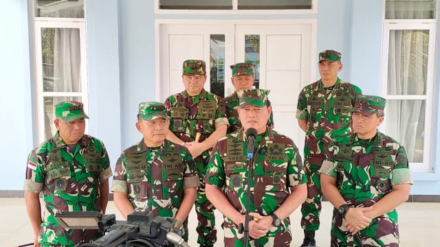 Panglima TNI Laksamana TNI Yudo Margono, meningkatkan status operasi di Papua menjadi siaga tempur sebagai akibat dari serangan Kelompok Separatis Teroris atau KST Papua di Nduga Papua Tengah. Foto/ Puspen TNI
