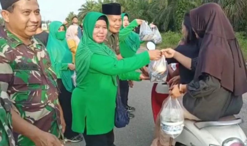 Didampingi Ibu-ibu Persit, anggota Koramil 415-02 Mersam memberikan takjil secara gratis terhadap pengguna jalan (Dok/Ist)