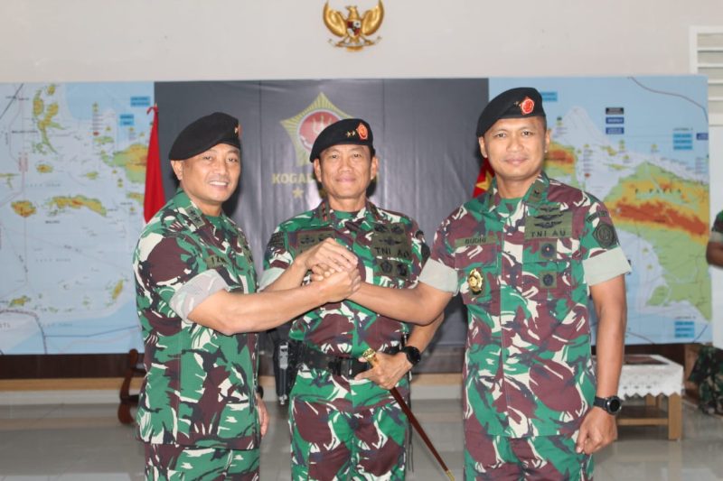 Panglima Komando Gabungan Wilayah Pertahanan III (Pangkogbwilhan III) Mayjen TNI Agus Suhardi (tengah) diapit oleh Mayjen TNI Izak Pangemanan (kiri) dan Marsma TNI Dr. Budhi Achmadi M.Sc. (kanan)