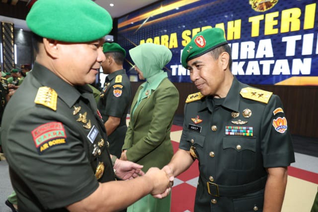 Kepala Staf Angkatan Darat (Kasad) Jenderal TNI Dr. Dudung Abdurachman saat memberikan ucapan selamat kepada Mayjen TNI Agus Prangarso, S.Sos., menjabat sebagai Asisten Personel (Aspers) Kasad. (Dispenad)