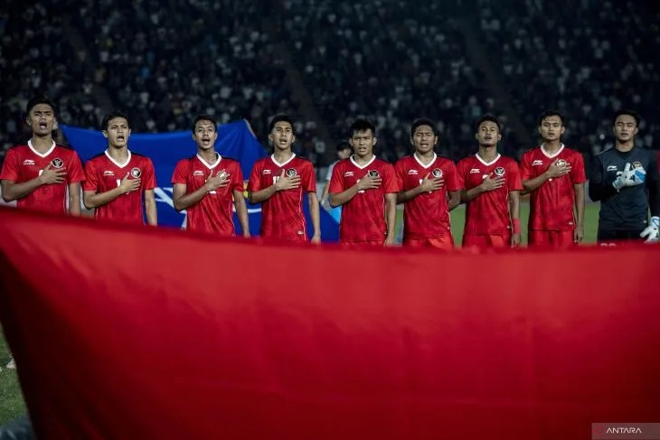 Timnas Indonesia U-22 menyanyikan lagu kebangsaan Indonesia raya jelang tanding melawan Timnas Thailand pada final SEA Games 2023 di National Olympic Stadium, Phnom Penh, Kamboja, Selasa (16/5/2023)