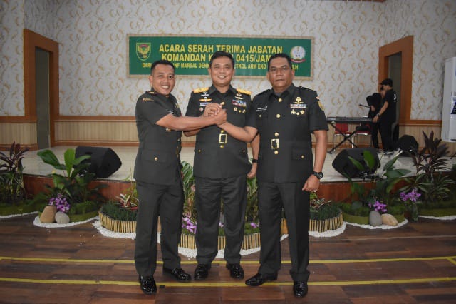 Komandan Korem 042/Gapu Brigjen TNI Supriono, S.IP., M.M. (tengah) diapit oleh Dandim 0415/Jambi Letnan Kolonel Arm Eko Pristiono, S.H., (kiri) dan Kolonel Inf Marsal Denny (kanan)