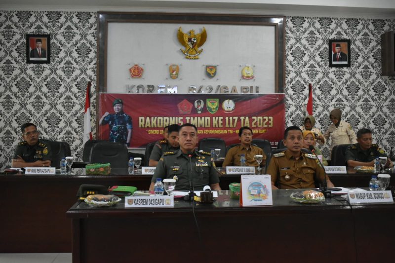 Kasrem 042/Gapu Kolonel Inf Ali Aminudin.,S.E.,M.M., mengikuti kegiatan rakornis TMMD ke 117 Tahu 2023 secara teleconference antara Mabesad, Kodam serta Korem se-Indonesia, bertempat di Ruang Lt 2 Makorem Jambi (Penrem 042gapu)