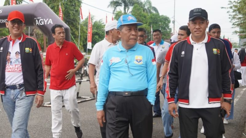 Kasrem 042/Gapu Kolonel Inf Ali Aminudin, S.E., M.M. bersama Wakil Gubernur Jambi H. Abdullah Sani ikut jalan santai HUT Kemerdekaan (Penrem 042/Gapu)