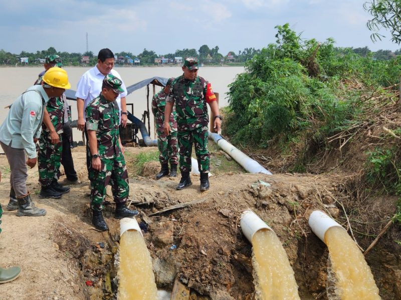 Danrem 042/Gapu Brigjen TNI Supriono Tinjau Water Intake Sungai Batanghari Di Lokasi PT WKS/ FOTO : RED/PENREM 042 GAPU