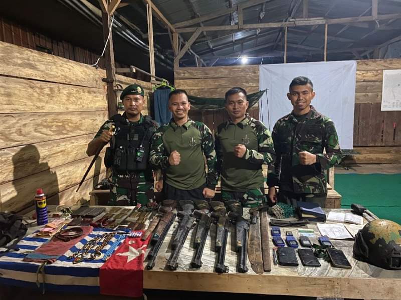 Anggota TNI bersama Sejumlah barang bukti, termasuk senjata, amunisi, peralatan serta dokumen yang mengindikasikan aktivitas TPNPB-OPM (Pendam Cenderawasih)