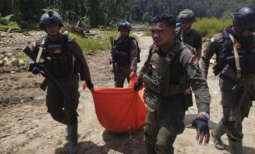 Gabungan TNI Polri saat mengevakuasi 7 jenazah korban aksi kekejaman KST Selasa pagi (17/10/2023) pukul 07.40 WIT./red