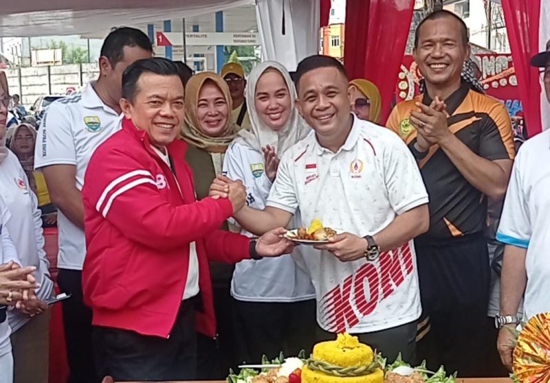 Pemotongan Tumpeng Dalam rangka memperingati Hari Ulang Tahun (HUT) Komite Olahraga Nasional Indonesia (KONI) ke-85 oleh oleh Gubernur Jambi Al Haris dan Ketum KONI Provinsi Jambi Budi Setiawan/ RED