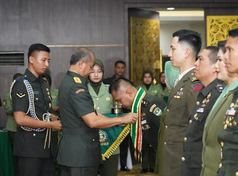 Wakil Kepala Staf Angkatan Darat (Wakasad) Letjen TNI Arif Rahman saat dalam Penutupan Dikreg LXIII (63) Seskoad, di Gedung Prof. Dr. Satrio, Seskoad, Bandung, Selasa (21/11/2023)./swjdaily