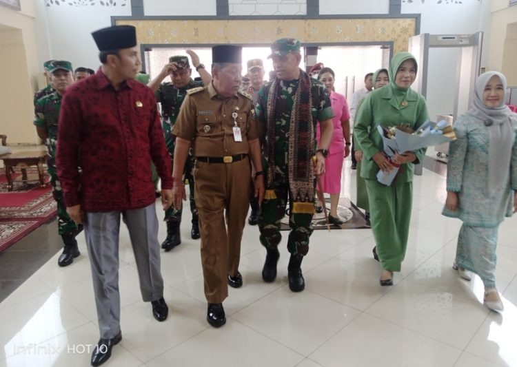 Komandan Korem 042/Garuda Putih Kolonel Inf Rachmad disambut Unsur Forkopimda Provinsi Jambi/Swjdaily
