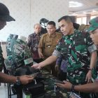 Danrem 042/Gapu Kolonel Inf Rachmad S.I.P saat meninjau pameran Alutsista TNI yang di gelar satuan Batalyon Infanteri 142/KJ di Kampus UMJambi bersama Unsur FKPD Prov Jambi/swjdaily