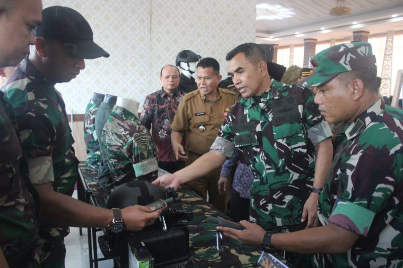 Danrem 042/Gapu Kolonel Inf Rachmad S.I.P saat meninjau pameran Alutsista TNI yang di gelar satuan Batalyon Infanteri 142/KJ di Kampus UMJambi bersama Unsur FKPD Prov Jambi/swjdaily