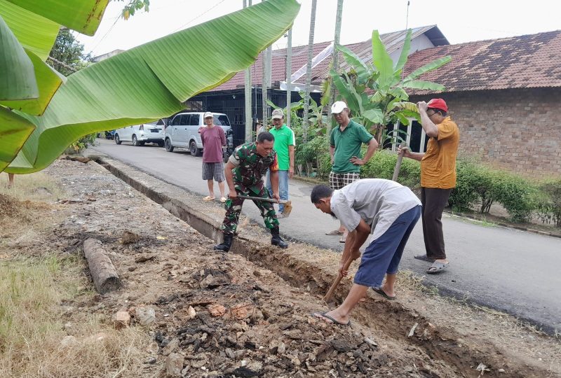 Babinsa Kel Paal Merah Koramil 415-10/ Jambi Selatan, Serda Manalu melaksanakan Kerja Bakti bersama warga membersihkan parit/swjdaily