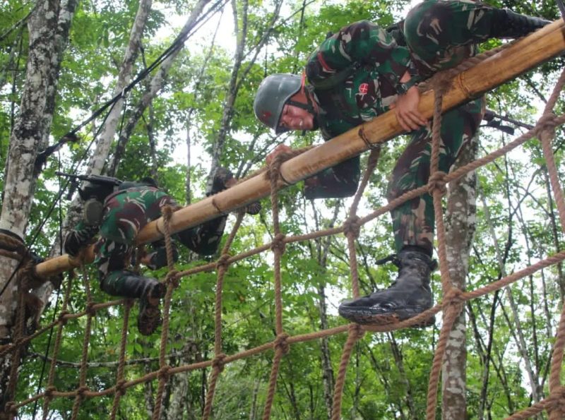 Prajurit Siswa Dikjurtaif Abit Dikmata TNI-AD Gelombang I TA. 2023 sedang melintasi jaring pendarat/Red