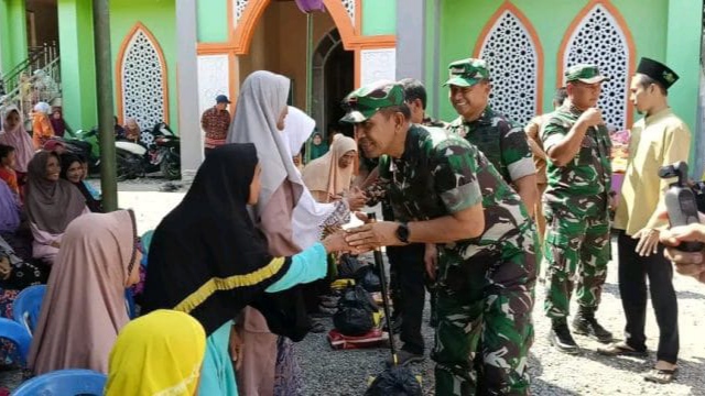 Danrem 042/Gapu, Brigjen TNI Rachmad, S.I.P, saat memberikan tali asih kepada masyarakat Desa Gemuruh Kecamatan Tungkal Ulu/swjdaily